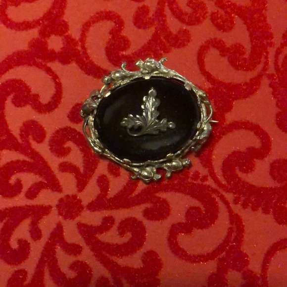Jewelry - Antique mourning brooch